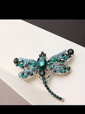 🆕️ EMERALD GREEN & LIGHT BLUE RHINESTONE DRAGONFLY BROOCH PIN - SILVER-TONE0